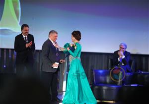 بالصور| مخرج روسي يغازل لبلبة ويهديها باقة وود.. والفنانة: "شكلها هتقلب بجوازة"