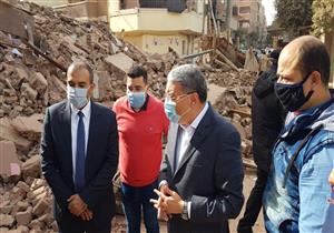 انهيار منزل في المنيا والمحافظ يتفقد موقع الحادث