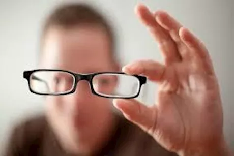 أسباب العمى المؤقت في عين واحدة- هل له دلالات خطيرة؟