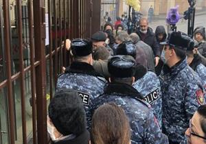 أهالي العسكريين المفقودين يقتحمون وزارة الدفاع في يريفان