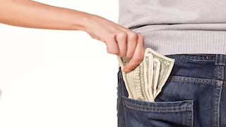 10 مدن يتعامل سكانها بلا نقود.. والفقراء في خطر