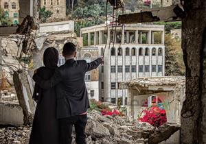 "سنحيا وبالحب ننتصر".. رسالة عروسين يمنيين للعالم في جلسة تصوير فوق "الأنقاض"