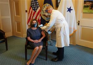 رئيسة النواب الأمريكية تتلقى تطعيم بلقاح ضد كورونا (صورة)