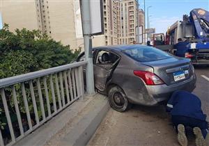 سائق يصطدم بسور محور صفط اللبن.. والشرطة تتحفظ على السيارة