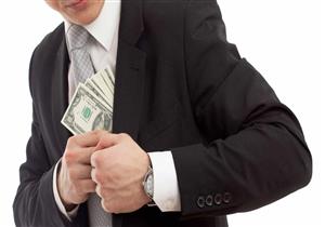 أخذ مالًا بغير حق من شركته.. فهل يخرجه للفقراء تجنبًا للفضيحة؟.. الإفتاء ترد