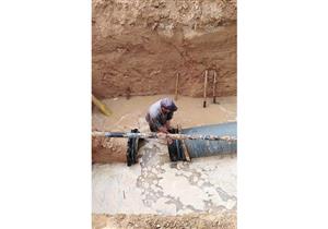 إصلاح كسر بخط المياه الرئيسي بمدينة رأس سدر