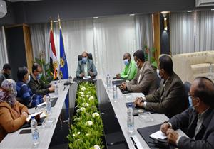 صور.. محافظ أسوان يبحث طلبات أهالي قرية أبو الريش