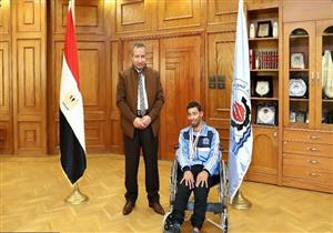 جامعة السويس تكرم طالب من ذوي الهمم فاز بميداليتين في بطولة الشهيد الرفاعي