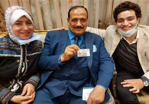 برلماني يحتفل بكارنيه عضوية النواب مع أسرته: "لازم أرد الجميل" (صور)