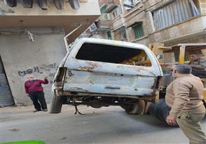   متروكة ومتهالكة في الشوارع.. رفع 45 سيارة ودراجة نارية بالقاهرة والجيزة