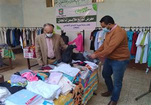بالصور.. معرض لتوزيع الملابس بالمجان على الأسر الفقيرة في سوهاج  
