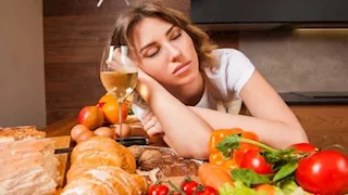 ماذا تشير الرغبة في النوم بعد تناول الطعام مباشرة؟