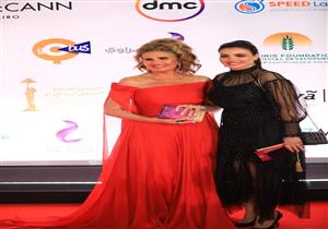 "أكمام طويلة وتطريزات".. فستان يسرا في ختام مهرجان القاهرة السينمائي