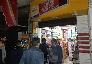 خالفت مواعيد الإغلاق.. تشميع 25 محلًا ومقهى في الإسكندرية- صور 