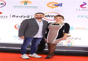 بفستان أبيض وبدلة سوداء.. أمير شاهين وزوجته في ختام "القاهرة السينمائي" 