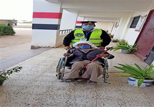 صور.. رجال الشرطة يساعدون كبار السن للتصويت في انتخابات جنوب سيناء