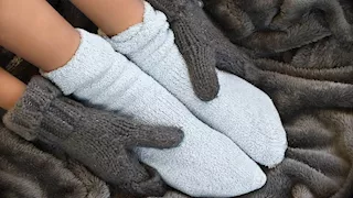 هل النوم بالجوارب أفضل أم بدونها؟ خبراء يكشفون الفوائد والأضرار