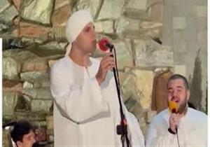 "بسبب كورونا ..الشيخ محمود التهامي يحيي حفل الليلة الختامية لمولد الحسين في حديقة منزله"‎