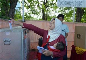 ناخبو إندونيسيا يدلون بأصواتهم في الانتخابات المحلية تحت وطأة الجائحة