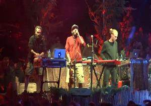 كيف يطبق عازفو الأوركسترا المسافة الآمنة بينهم على المسرح؟