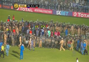 بالفيديو.. أحداث مؤسفة توقف مباراة الهلال والأهلي
