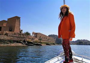 بالصور.. النجمة العالمية فيكتوريا أبريِل في زيارة لمعبد فيلة