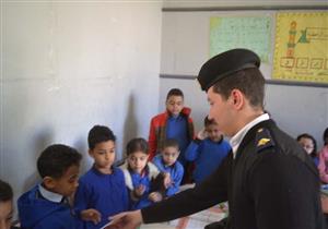 ضباط "أمن الوادي الجديد" يوزعون كتيبات وهدايا لتلاميذ مدارس الخارجة (صور)