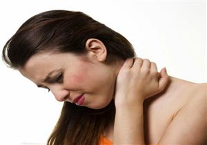 أبرزها الجلوس بطريقة خاطئة.. 5 أسباب وراء خشونة الرقبة