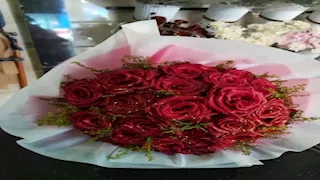 "بدل الورود".. رجل يفاجئ المعازيم بأموال وذهب في حفل زفاف صديقه