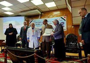 بالصور- محافظ كفر الشيخ يُكرم عاملين في مستشفى العبور