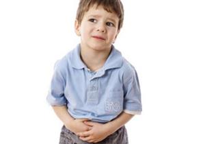 منها قلة تناول السوائل.. أسباب الإمساك لدى الأطفال