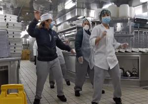 بالفيديو.. طاقم السفينة الموبوءة يواجه كورونا بالرقص