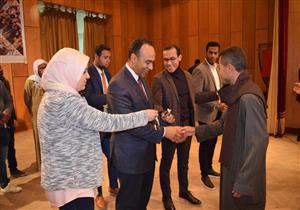 ضمن مشروع "رزق حلال".. تسليم "14 تروسيكلاً" للأسر المستحقة في المنيا