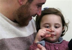 ضحكات سلوى تصدح مع كل غارة.. هكذا يحمي أب ابنته في سوريا