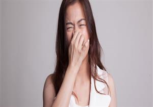 منها محلول الملح.. طرق طبيعية للتخلص من رائحة السرة الكريهة