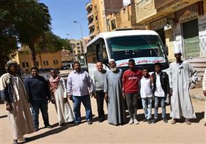 بالصور.. محافظ أسوان يخصص خط نقل داخلي لخدمة أهالي "قرية العلاقي"
