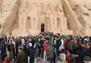 بالفيديو والصور.. 5 آلاف سائح شاهدوا تعامد الشمس بمعبد أبوسمبل