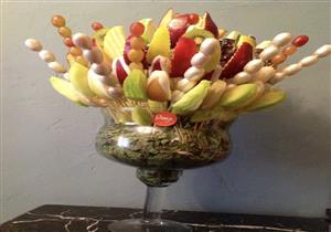 بعد الستين.. لبنى تصنع بوكيهات الفاكهة