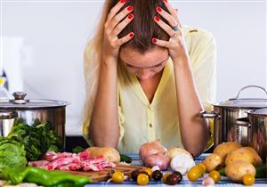 من بينها السجق.. 6 أطعمة ومشروبات تسبب الصداع (صور)