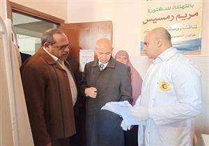 بالصور.. وكيل "صحة الشرقية" يزور ممرض اعتدى عليه الأهالي بمستشفى منيا القمح