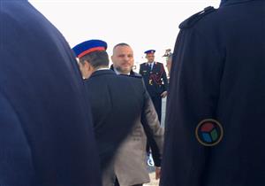 أوائل المعزين.. وصول تامر عبد المنعم جنازة مبارك (صورة)