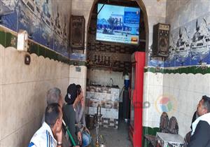 بالصور - أهالي كفر المصيلحة يتجمعون أمام الشاشات لوداع الرئيس الأسبق مبارك