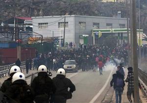 الشرطة اليونانية تطلق قنابل الغاز لتفريق المهاجرين على الحدود مع تركيا