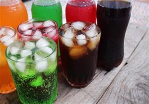 تناول كوب واحد من المشروبات الغازية يوميًا في منتصف العمر يهدد بالنوبات القلبية