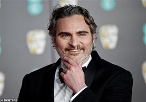 أوسكار 2020..  هكذا ظهر فينكس على السجادة الحمراء (فيديو)