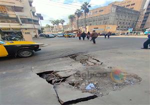 بالصور.. هبوط أرضي بجوار محطة ترام الأزاريطة في الإسكندرية