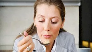 احذر استخدام البلاستيك مع الأطعمة الساخنة.. خطر يهدد صحتك