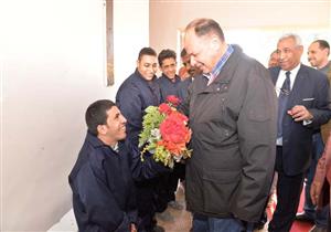 بالصور.. محافظ أسيوط يتفقد مركز إنتاج الأطراف الصناعية