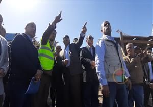 بالصور.. وزير النقل يستقل مركب لتفقد معدلات تنفيذ "محور ديروط" بأسيوط