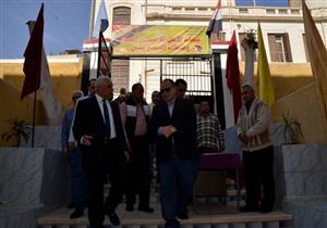 بالصور- محافظ أسيوط يوزع أجهزة التابلت على طالبات مدرسة الخياط الثانوية